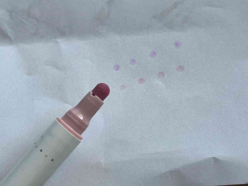 セリアの「カラードットマーカー」はペン先が丸くなっている