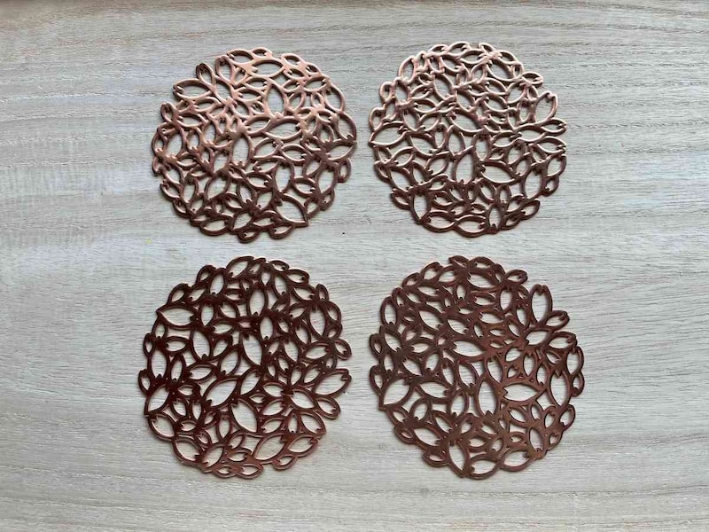 セリアの「フラワーコースター ピンクゴールド