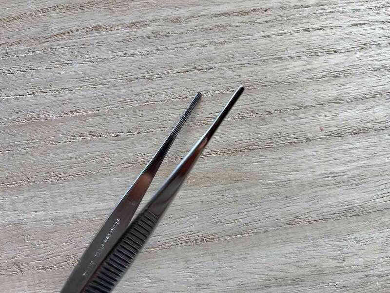 セリアの「ピンセット直型」は先端にしっかりと滑り止め加工がされている