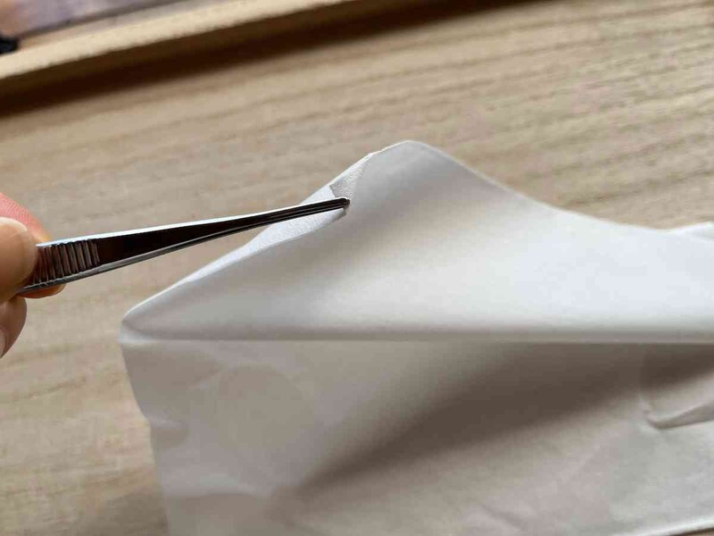 セリアの「ピンセット直型」は薄いティッシュも簡単につまめる