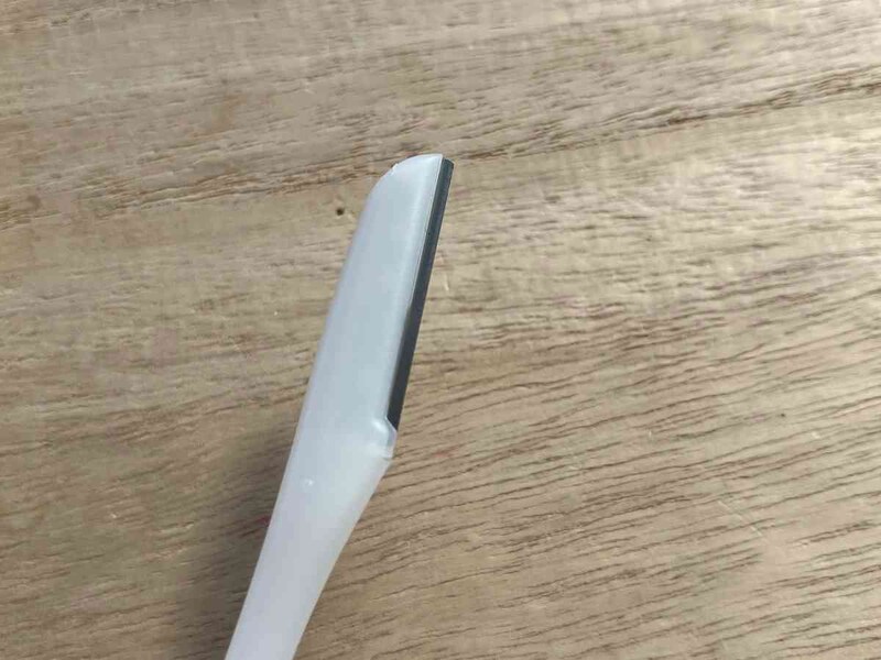 セリアの「まゆ・顔用かみそり」はセーフティーガードが付いていないものもある