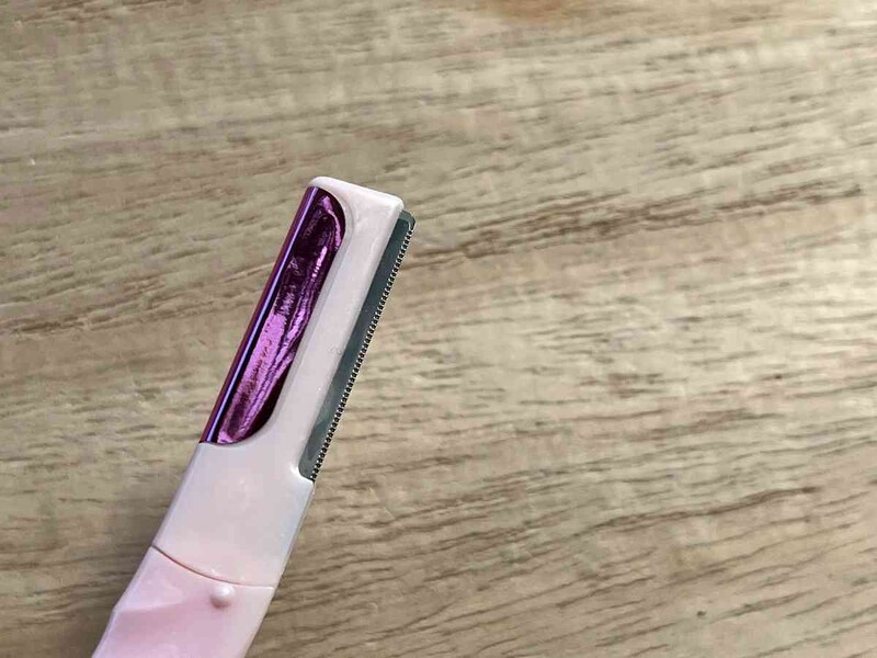 セリアの「フェイス用カミソリ」はセーフティーガード付き