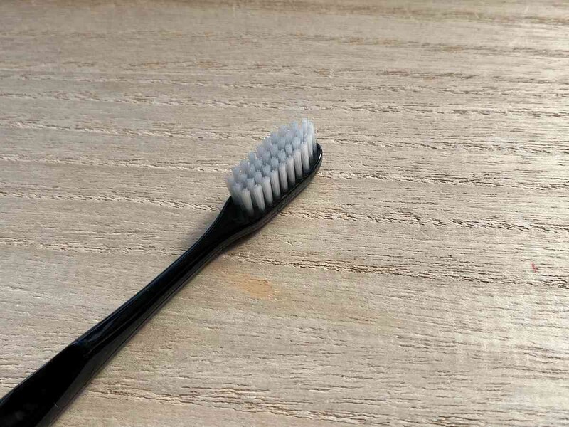 セリアの「スタンダード歯ブラシ」は毛先丸め加工されている