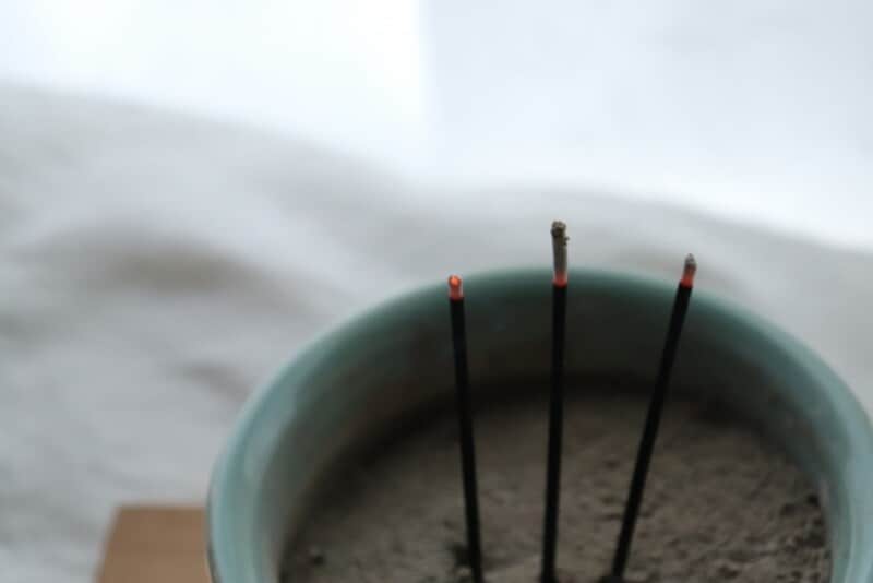 線香を何本も立てるときは、重なり合ったところが折れて香炉から落ちてしまうこともあるので要注意