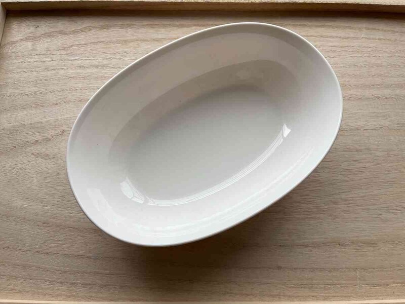 セリアの「レンジだ円深皿」