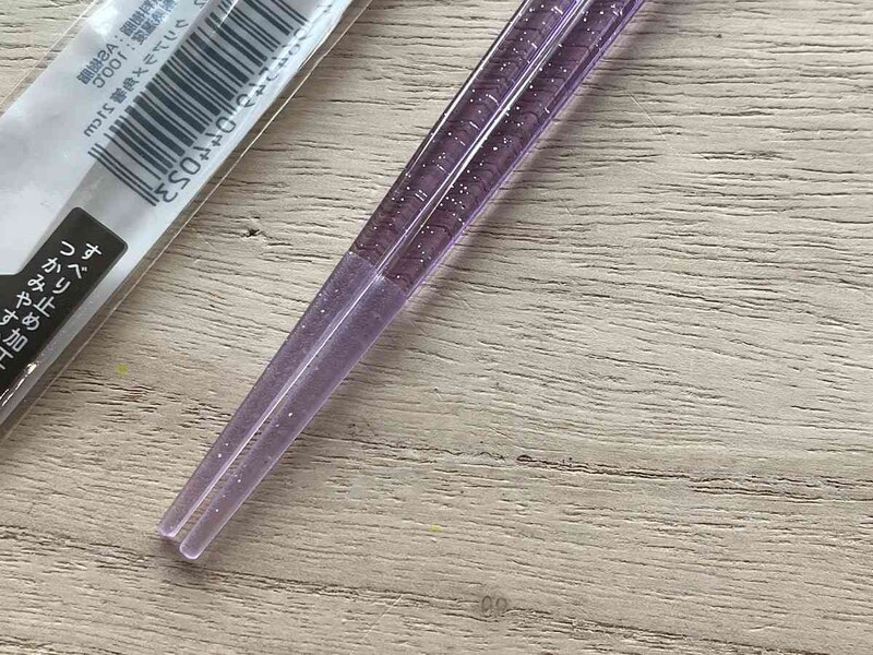 セリアの「クリアラメ入角箸」は滑り止め付