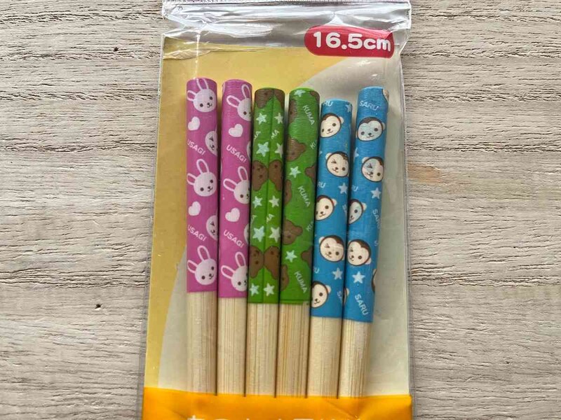 セリアの「おこさま用竹箸　アニマル」はそれぞれイラストが違う