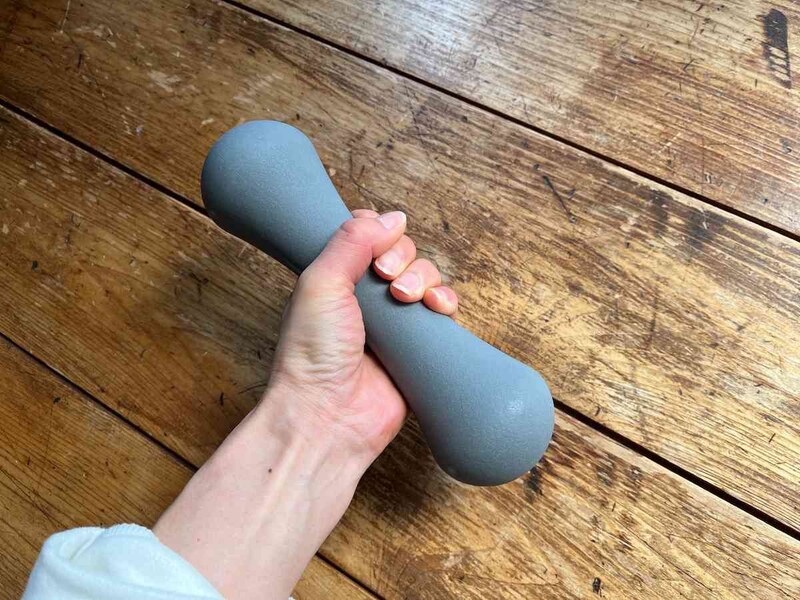 ダイソーの鉄製のダンベルは、握ってもヒヤッとしない