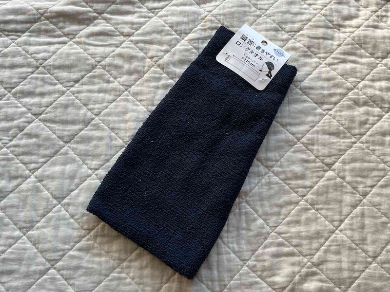 セリアの「頭・首に巻きやすいロングタオル」