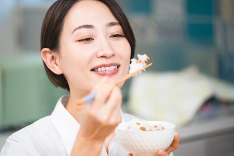 納豆ご飯と女性