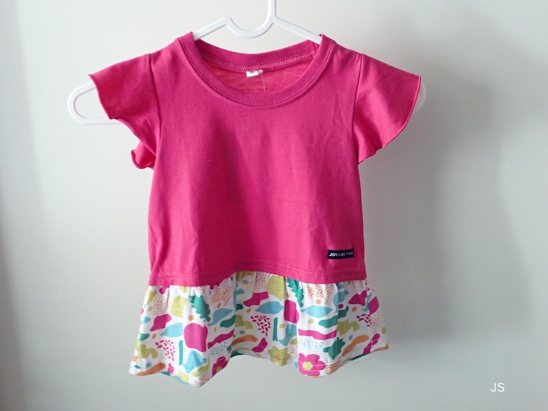 ハンガーにかけて撮るとナチュラルな状態を見せられる。