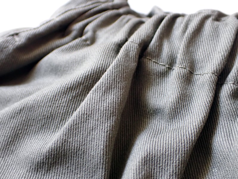 服の素材を見せるときには凹凸をつけた状態で撮る。