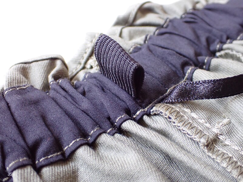 ゴムを少し引っ張り出して撮影することで、ゴムホールを目立たせる。