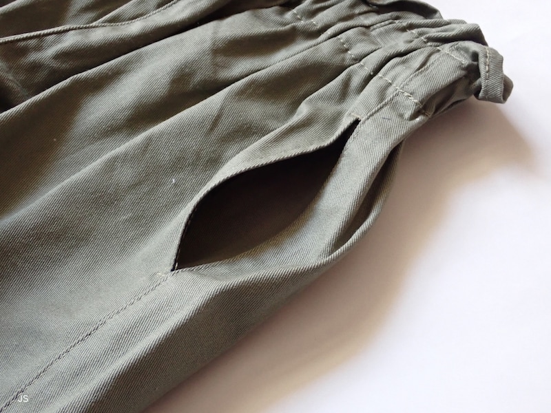 ポケットの部分を見せるには、ポケット口を少し広げた状態で写す。