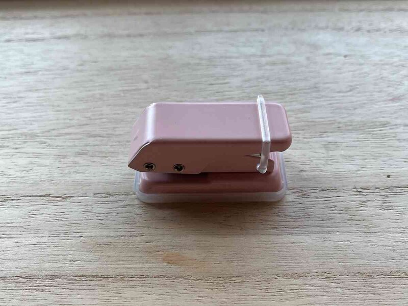 セリアの「1穴パンチ」のストッパーをした状態