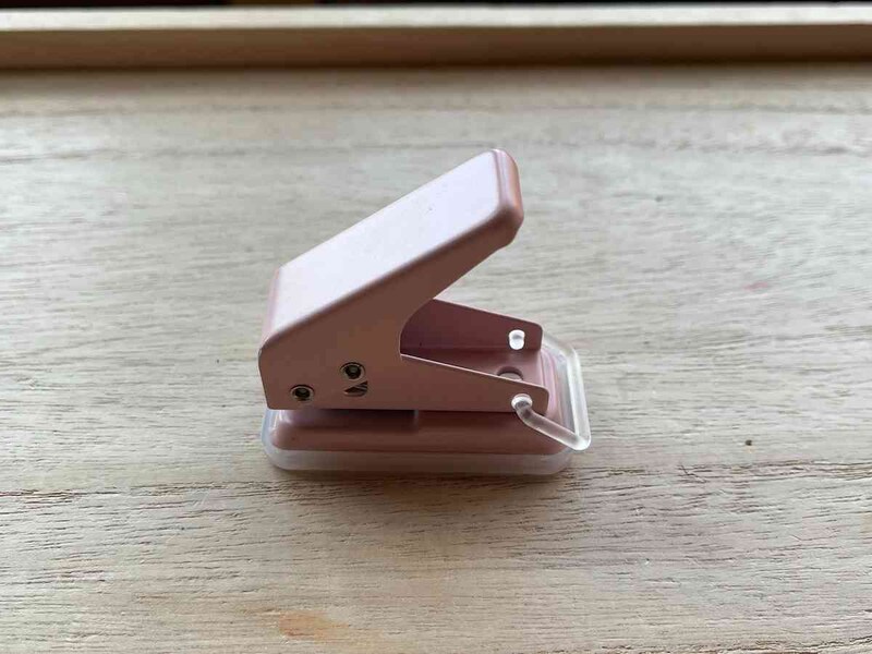 セリアの「1穴パンチ」はストッパーを外して使う