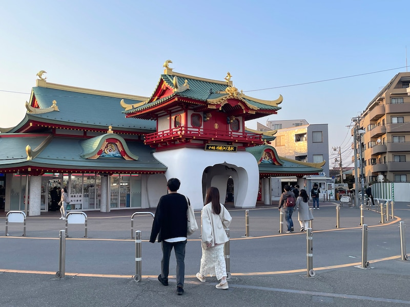 竜宮城のような外観の小田急線の片瀬江ノ島駅