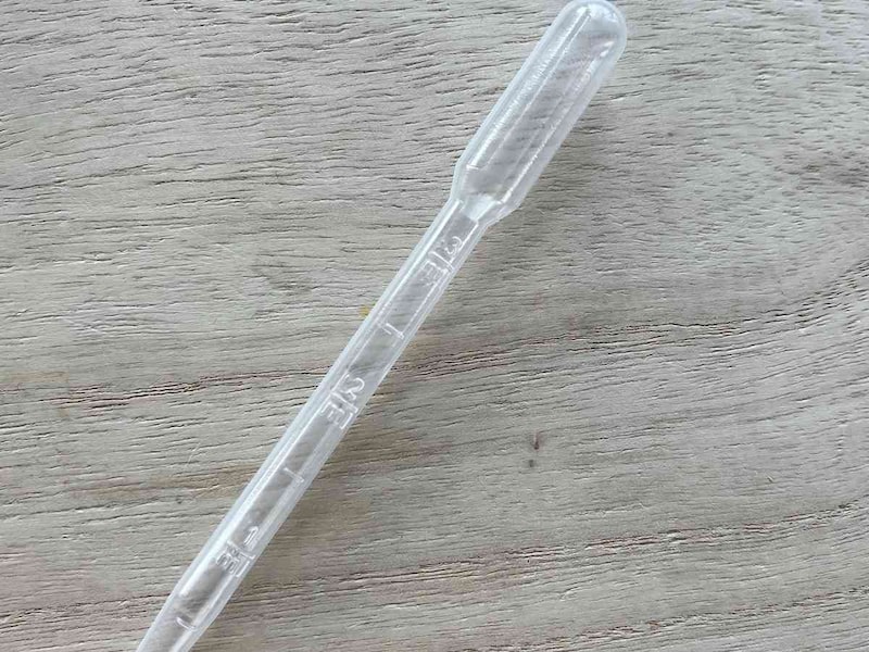 ダイソーの「小分け用スポイト 3ml」は、0.5ml単位のメモリがついている