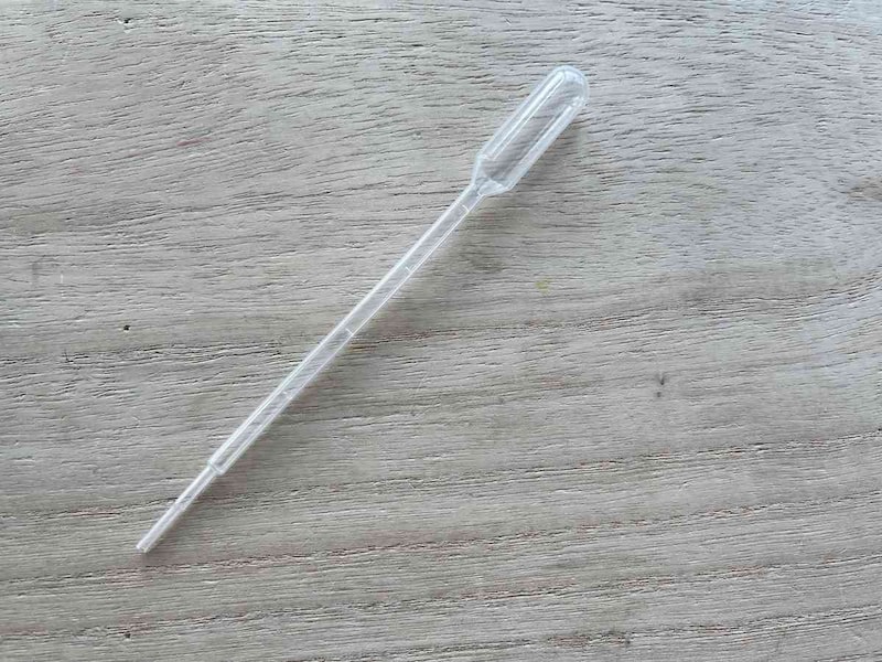 ダイソーの「小分け用スポイト 1ml」は0.25ml単位のメモリがついている