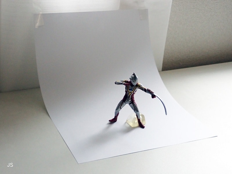 A4用紙の上にセッティングしたフィギュア