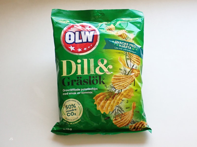 スナック菓子のパッケージ写真。表面を整え、角度をつけて撮影した