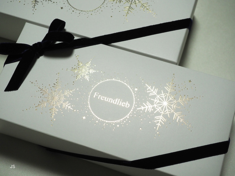 ロゴと装飾が反射しているパッケージの写真