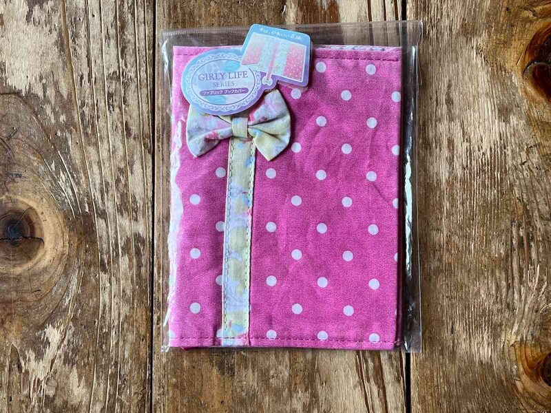 ダイソーの「ファブリック ブックカバー キュート」