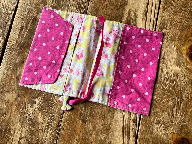 ダイソーの「ファブリック ブックカバー キュート」はしおりつき