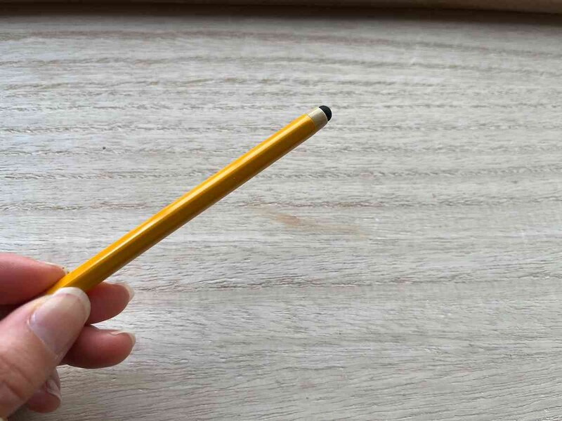 ダイソーの「えんぴつ型タッチペン」は鉛筆型で持ちやすい