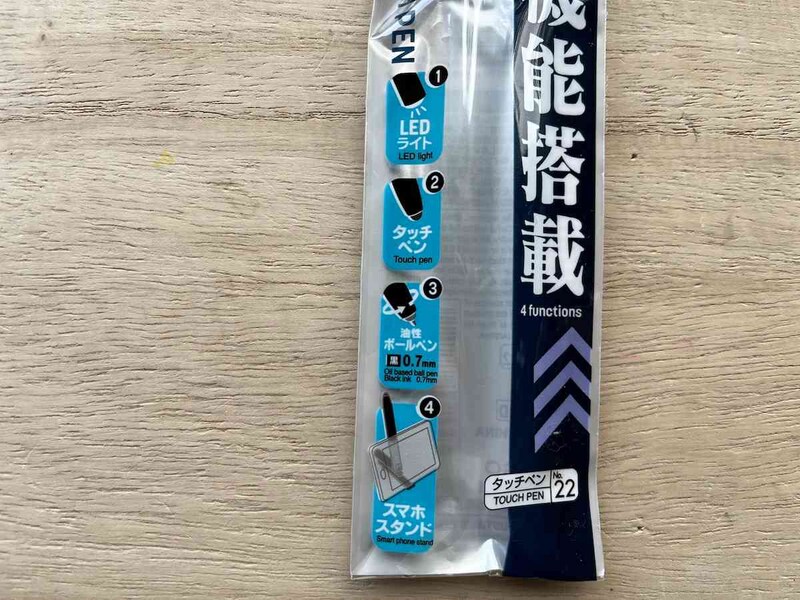 ダイソーの「タッチペン 4 in 1」はLEDライト、タッチペン、油性ボールペン、スマホスタンドの機能付き