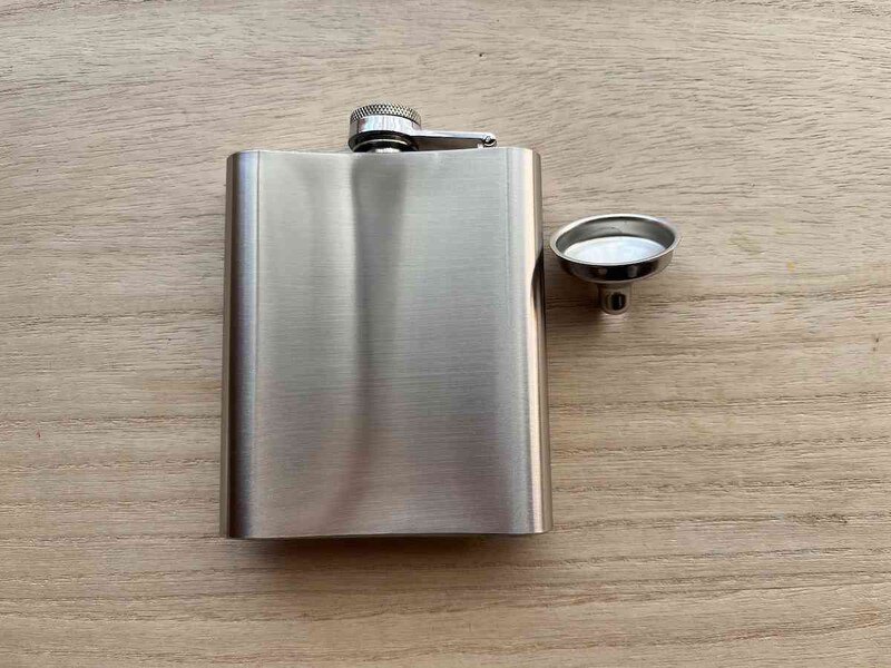 ダイソーの「スキットル」は、ウイスキーやウォッカなどを入れて持ち運べる容器のこと