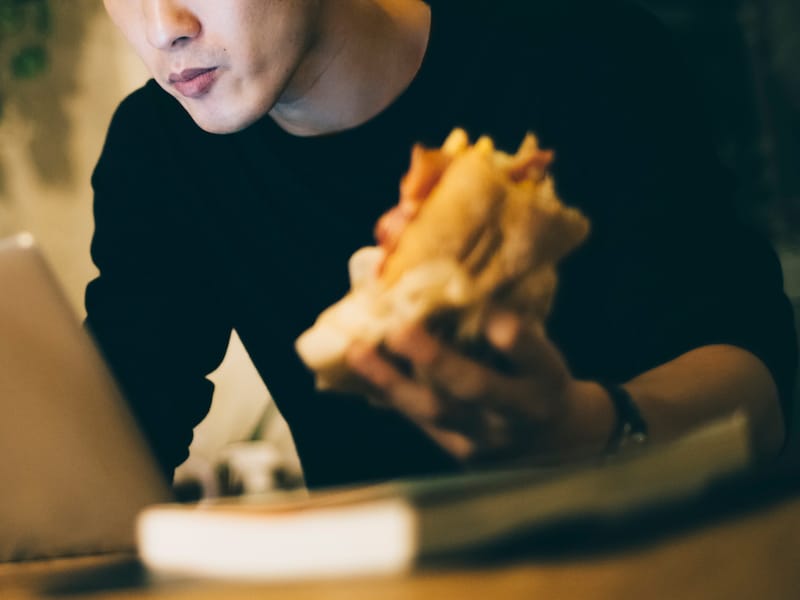 夜の10時以降の食事は要注意です