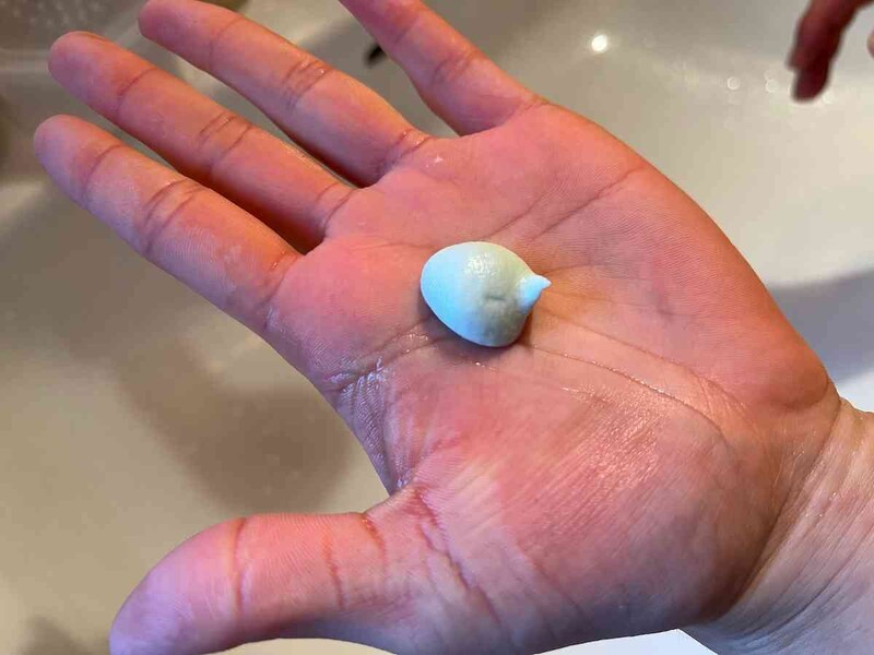 ダイソーの「CICAピーリングムースD」は少しスーッとした香りがする