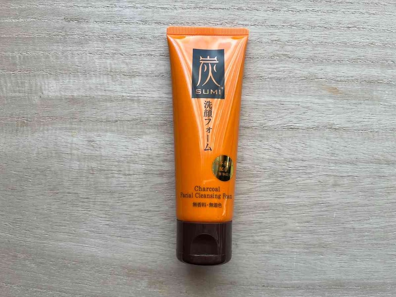 ダイソーの「炭洗顔フォーム」