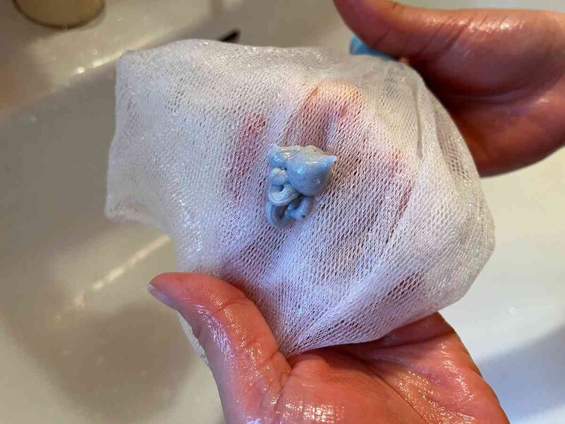 ダイソーの「炭洗顔フォーム」はグレーっぽい色をしている