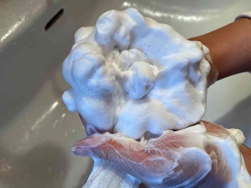 ダイソーの「炭洗顔フォーム」は泡立ちがよい