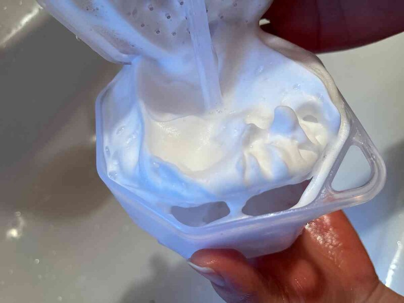 ダイソーの「もちふわホイッパー」できめの細かいモコモコの泡が作れる