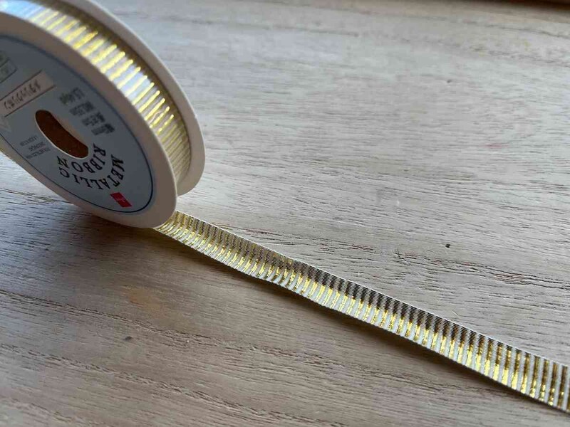 ダイソーの「メタリックリボン」