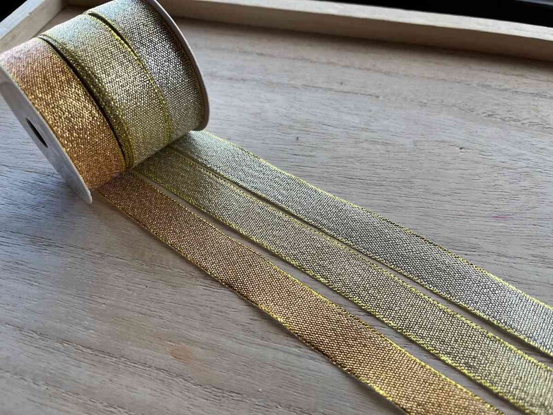 ダイソーの「3色リボン（ゴールドカラー）」