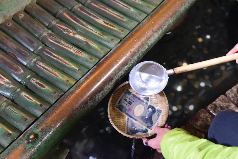 銭洗弁財天の境内の湧き水でお金を洗うと金運アップ？