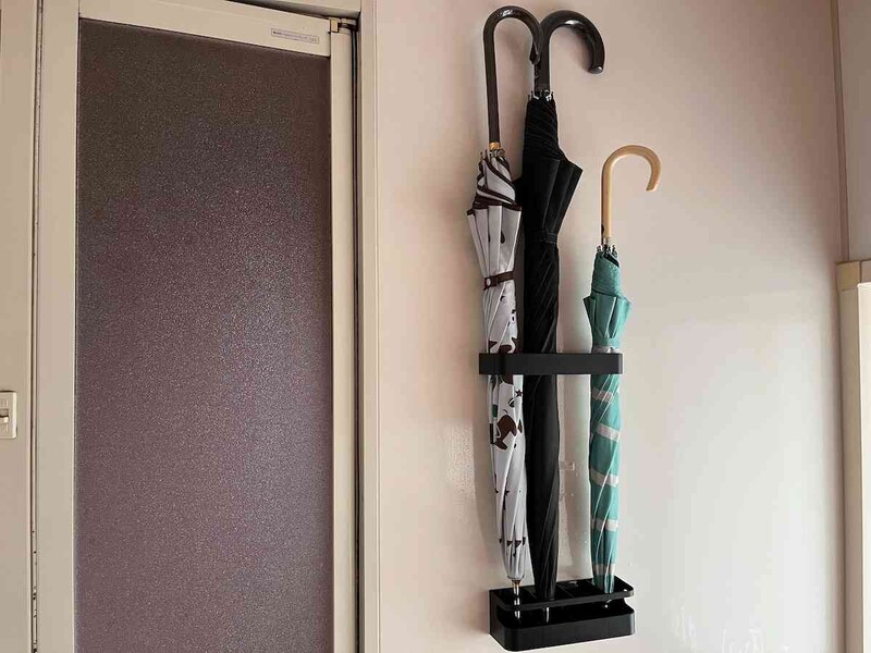 マグネットがつく壁を使って傘を収納