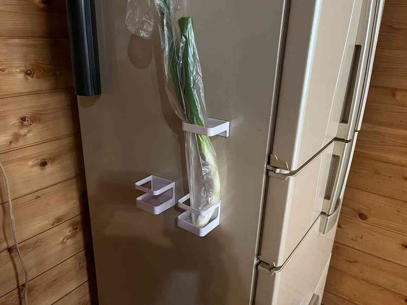 ダイソーの「マグネットタイプ　傘たて」を冷蔵庫に貼って使うのもおすすめ