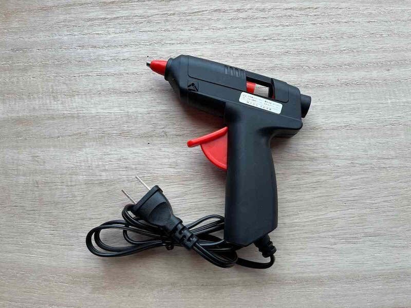 ダイソーの「グルーガン」は装飾や接着、穴埋めなどに使用できる