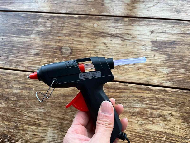 「グルースティック」を本体の挿入口に差し込んで、何度かトリガーを引く