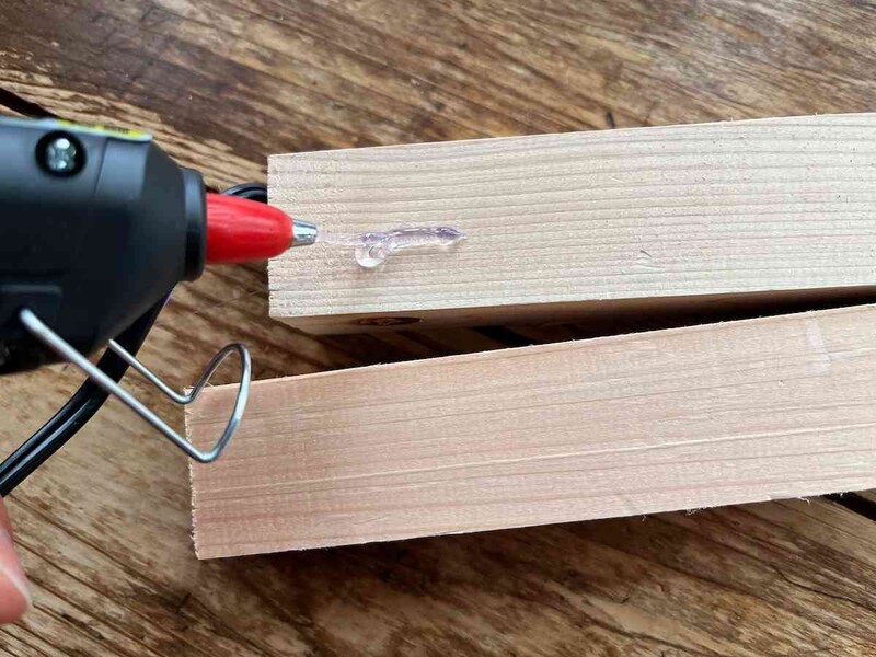 5分ほどでグルーが融け、トリガーを引くとグルーが出てくる