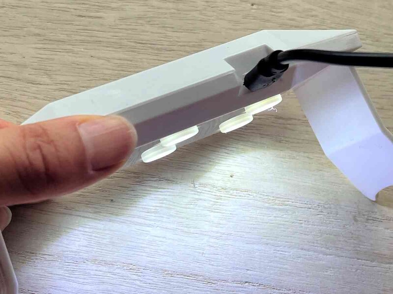 スイッチを押すと約1分間、長押しで約2分間点灯