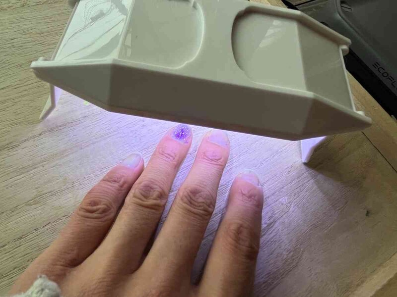 ジェルネイルを爪につけて、ダイソーの「UV-LEDライト」の光を照射