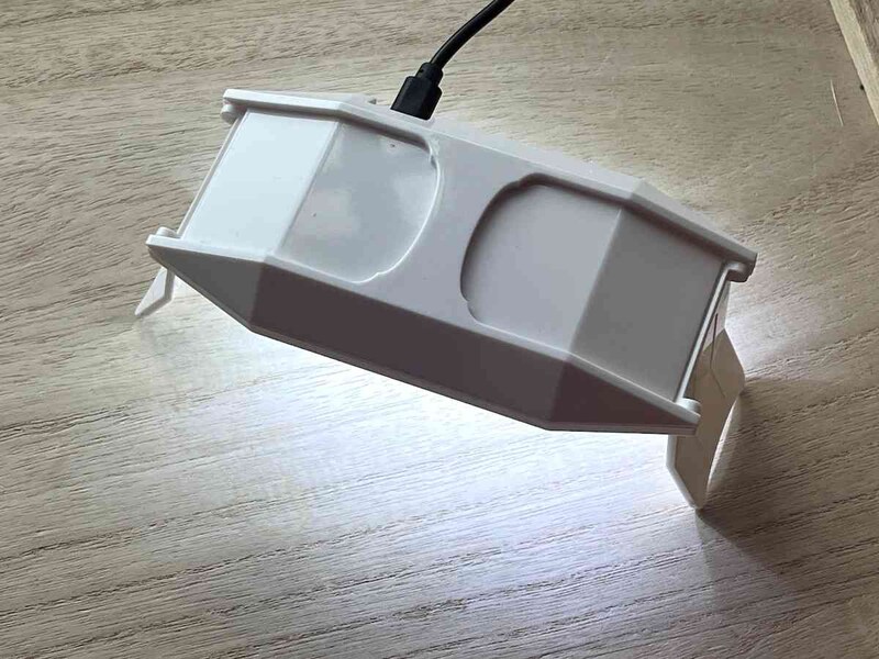 ダイソーの「UV-LEDライト」はスタンドを立てて使う