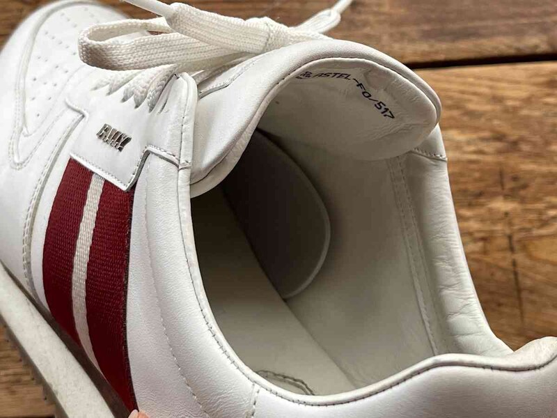 ダイソーの「スニーカーキーパー」を靴の中に入れても、そのまま靴を履くことができる