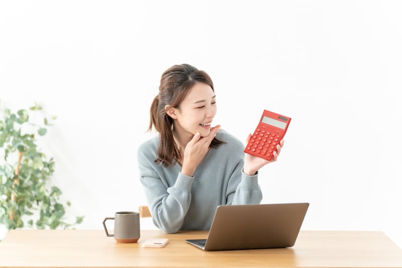 女性と電卓